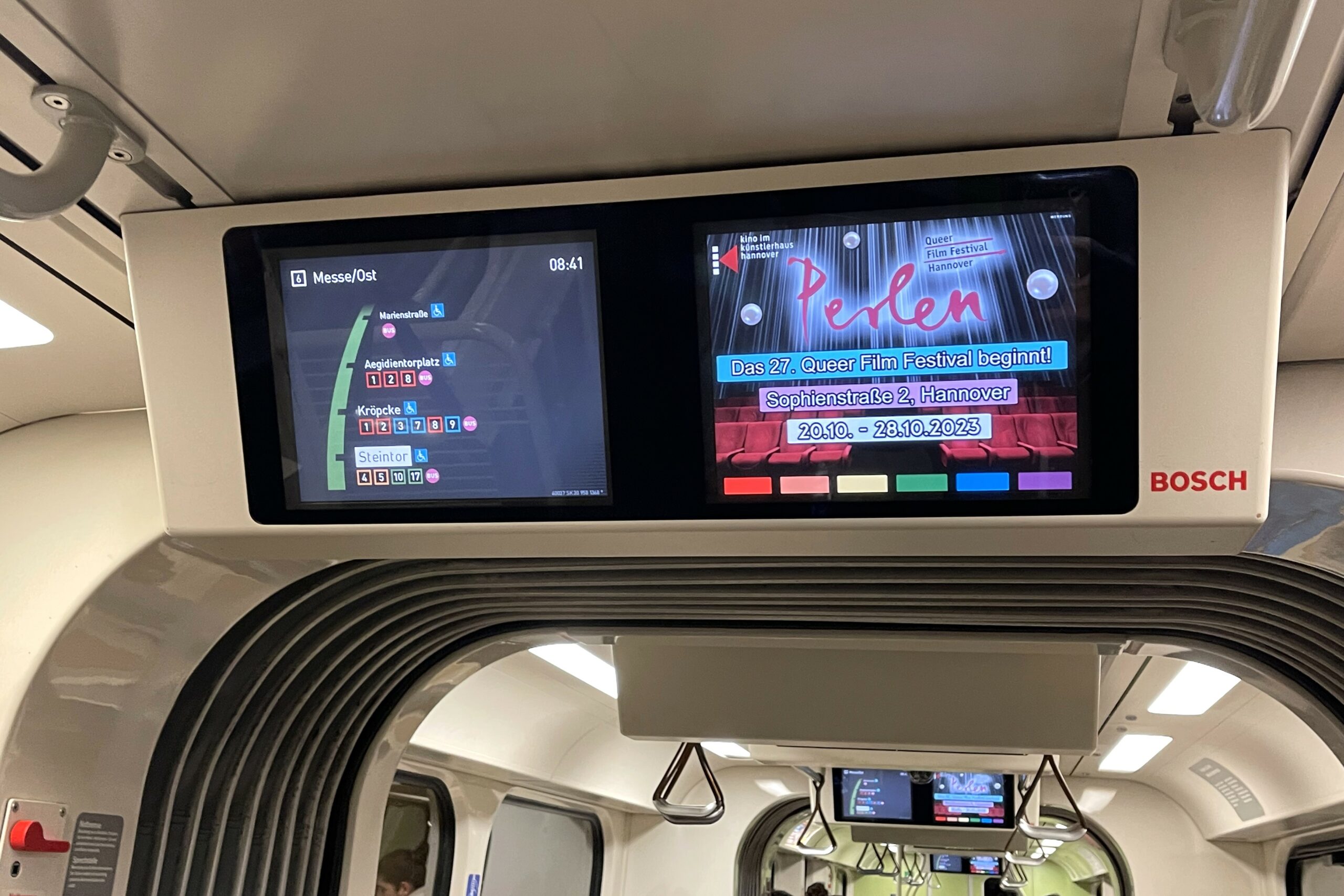 Der Verein zur Förderung der queeren Filmkultur bewirbt das 27. Queer-Filmfestival auf PV Train in Hannover.