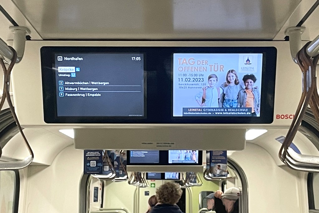 Die Leinetalschule e.V. bewirbt einen Tag der offenen Tür auf PV Train -den Doppelscreens in den silbernen Stadtbahnen in Hannover.