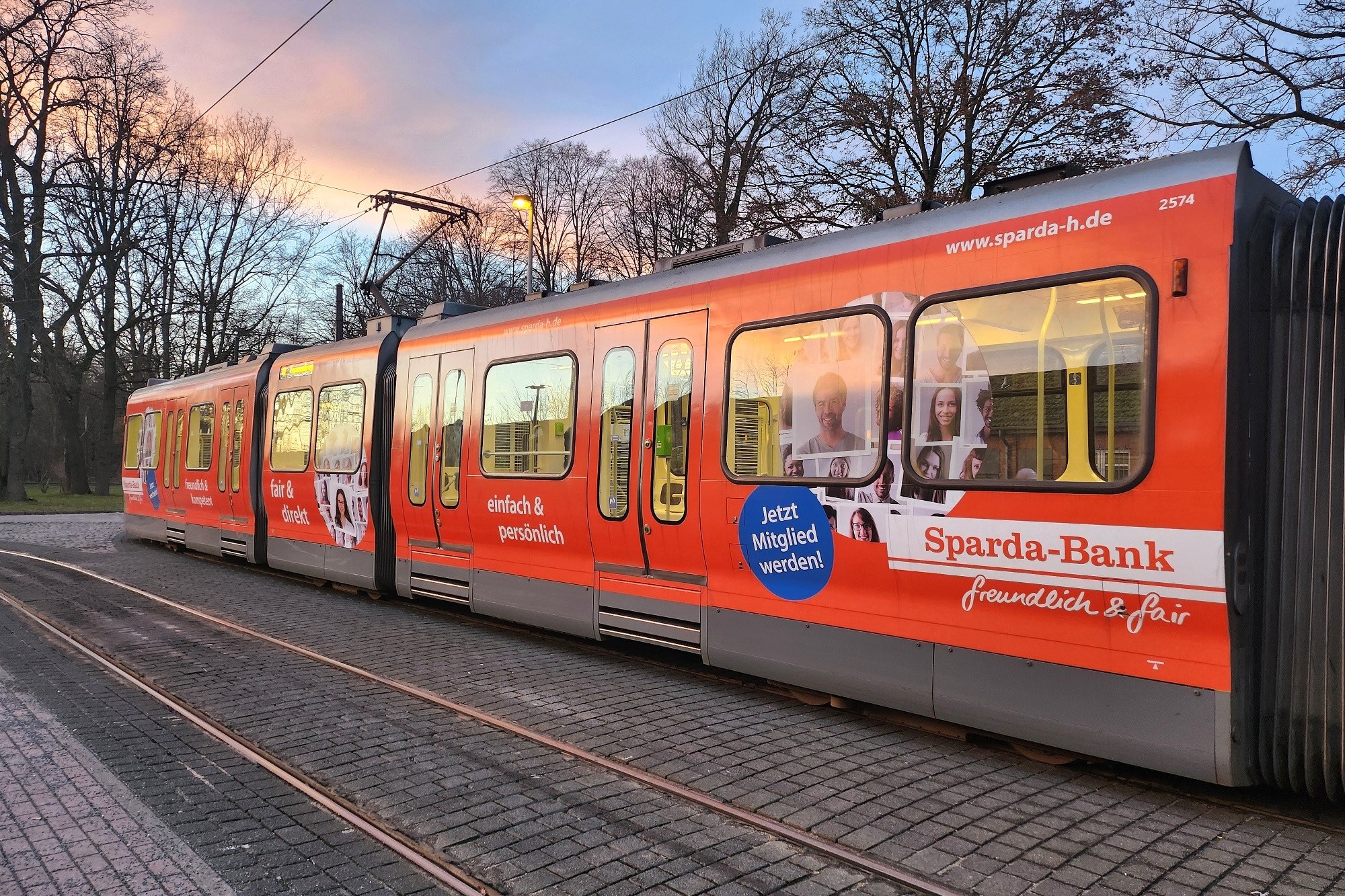 Eine ganzgestaltete Stadtbahn mit Sparda-Bank Werbung inklusive Fenstergestaltung auf einem TW 2000.