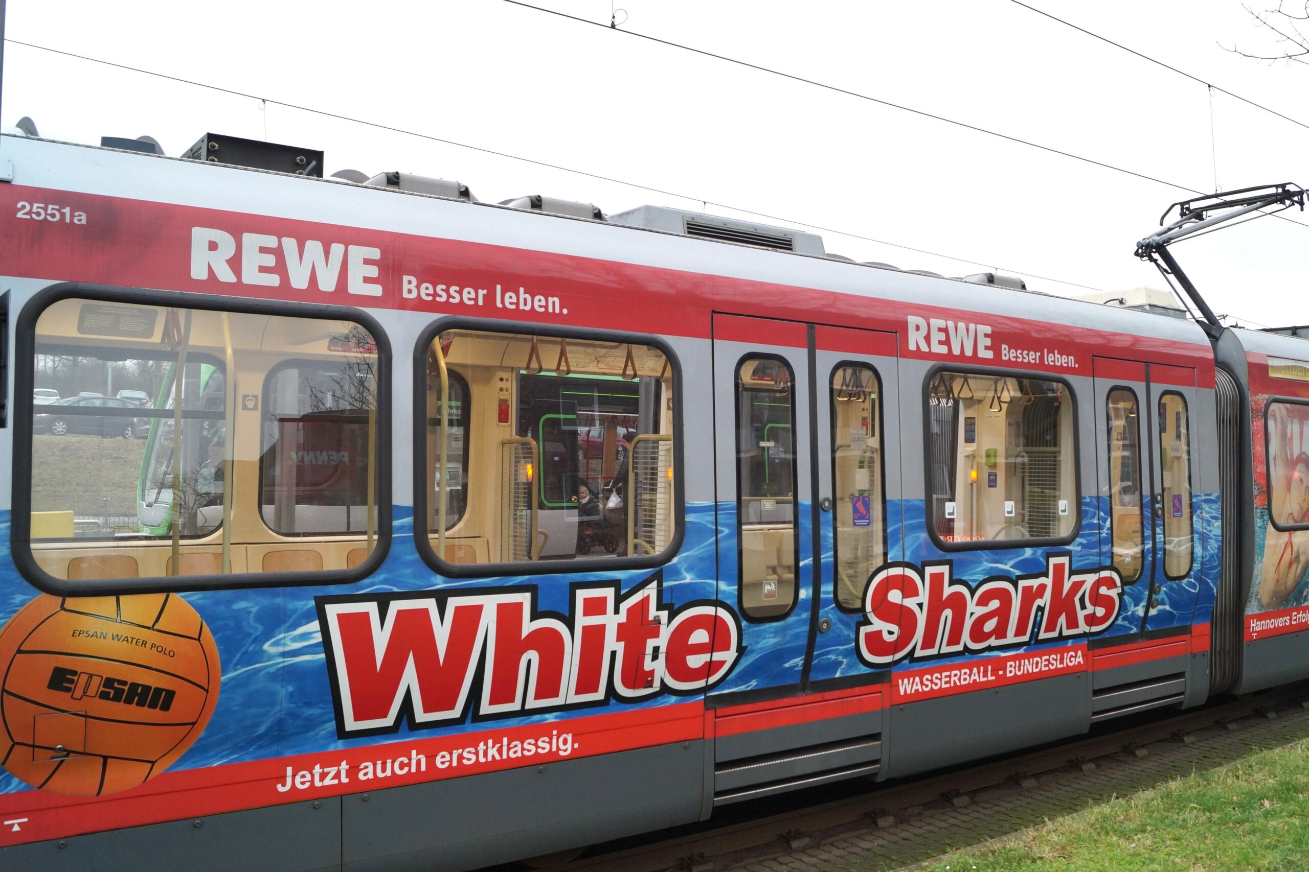 Der Wasserballverein White Sharks bewirbt einen Halbwagen Stadtbahn des Typs TW 2500.