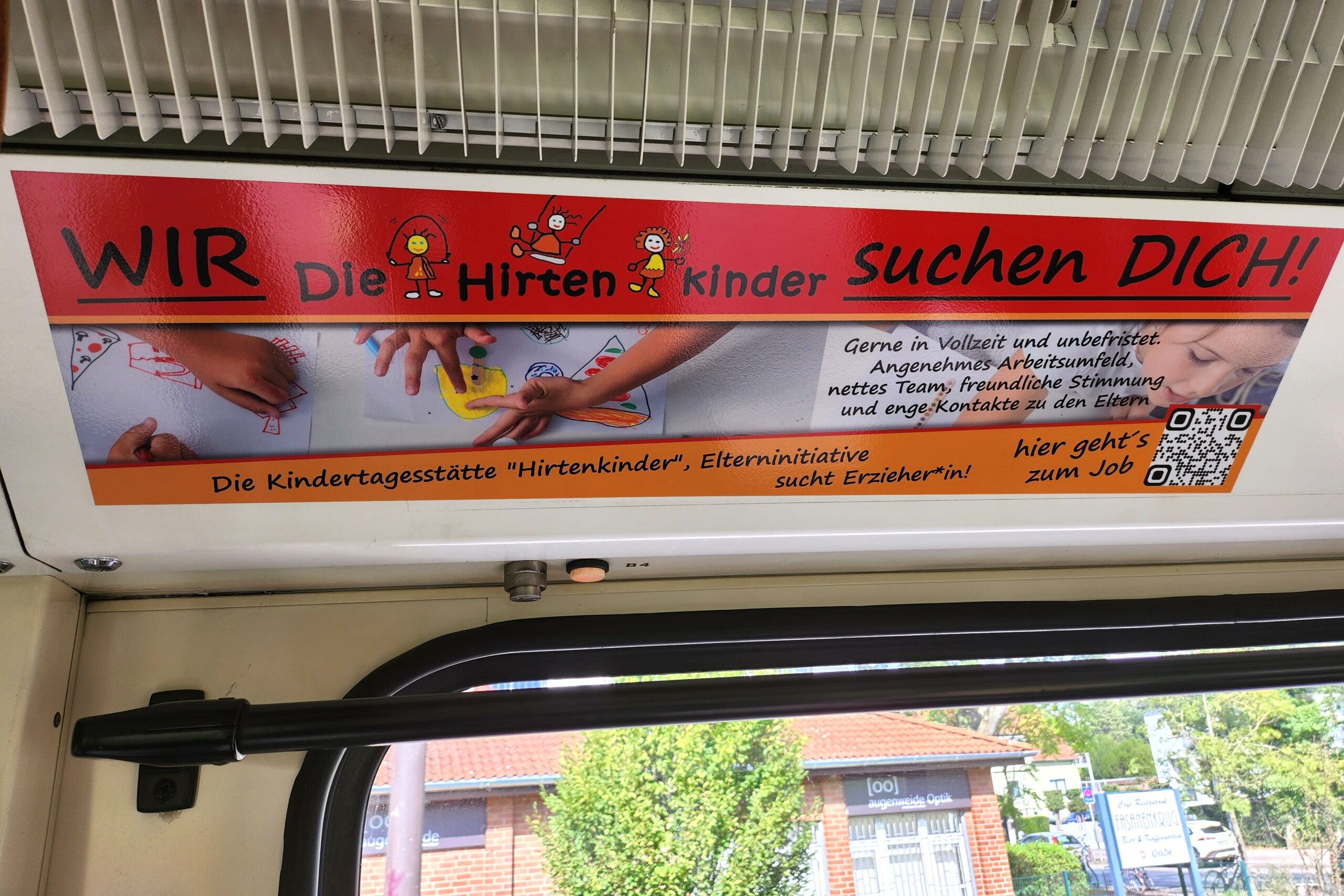 Standarddeckeninnenfläche in Stadtbahn bewirbt Stellengesuch für Kindertagesstätte Hirtenkinder.