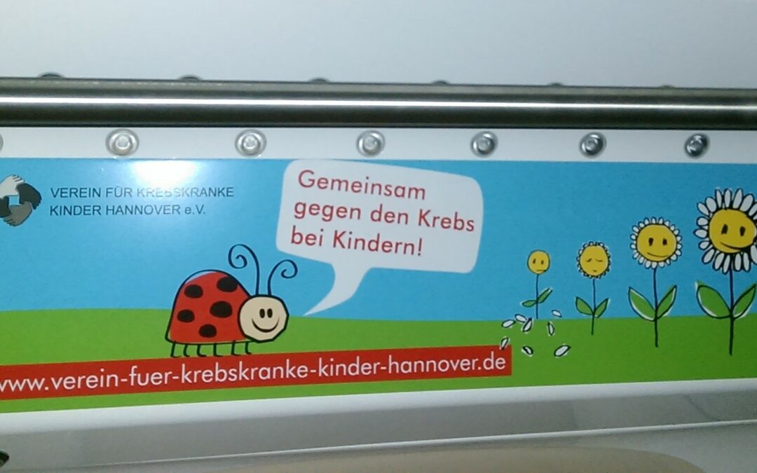 Der Verein für krebskranke Kinder e.V. wirbt auf einer selbstklebenden Deckeninnenfläche in einem Stadtbahnfahrzeug in Hannover.