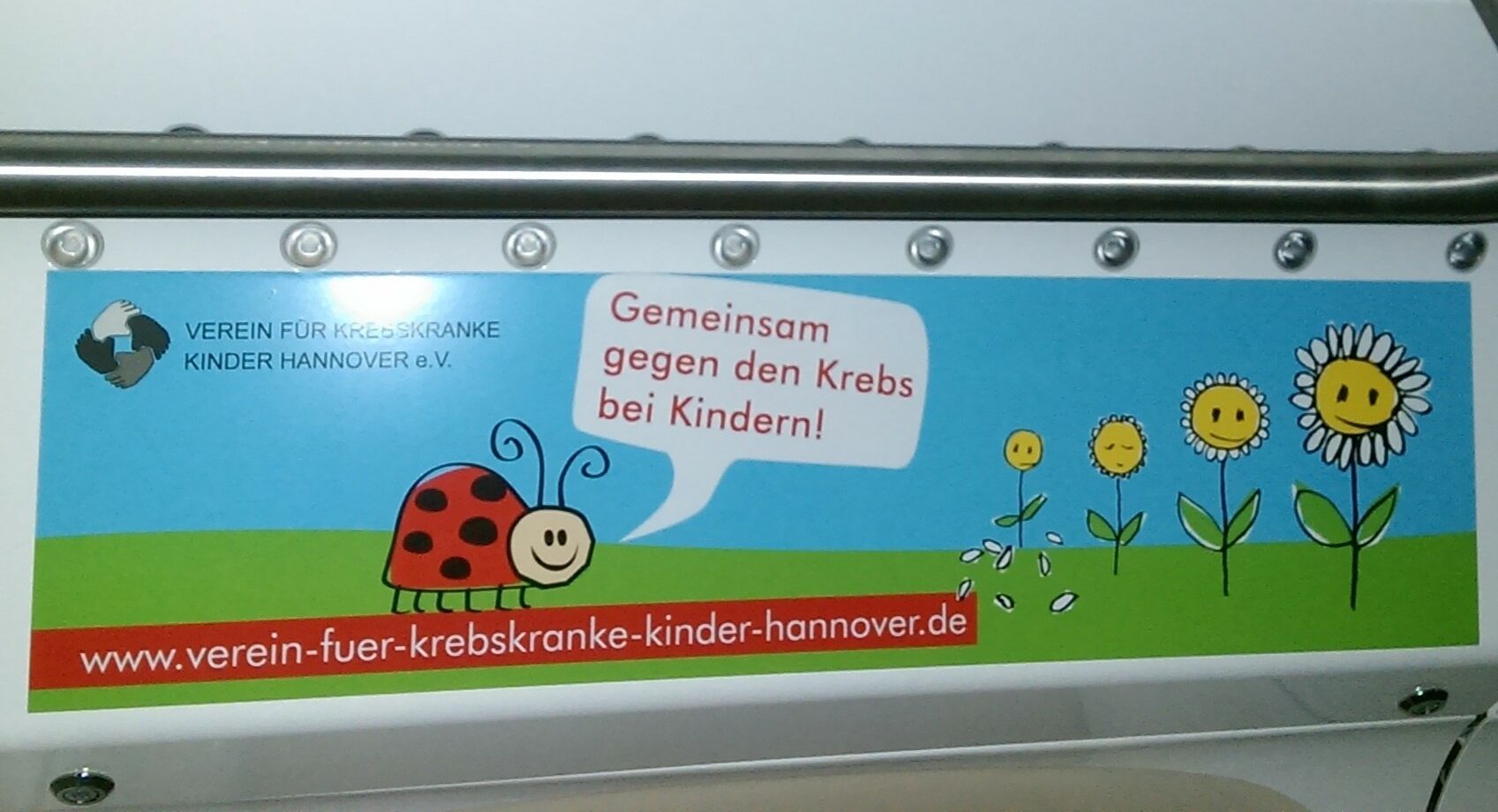 Der Verein für krebskranke Kinder e.V. wirbt auf einer selbstklebenden Deckeninnenfläche in einem Stadtbahnfahrzeug in Hannover.