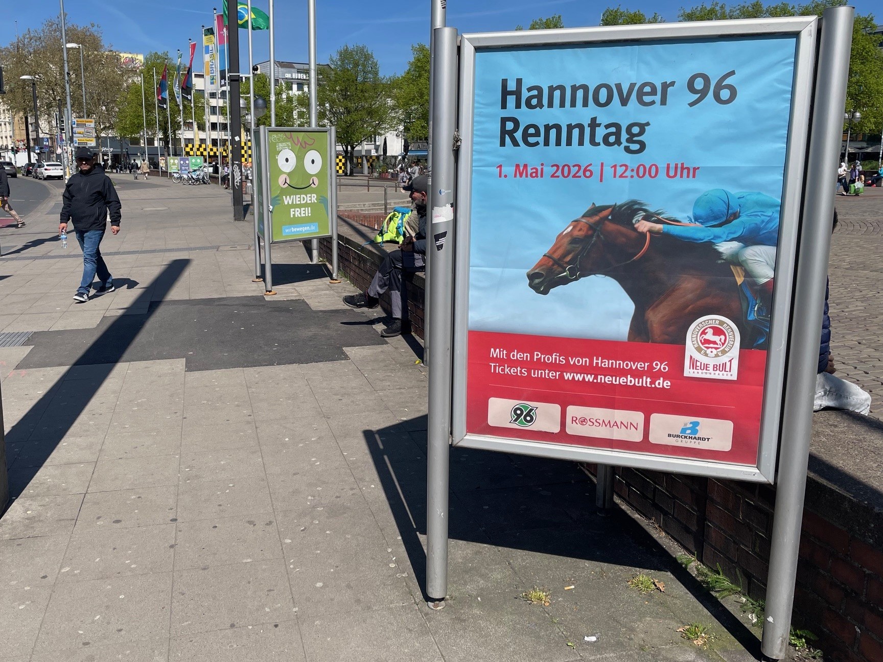 Dreieckständer mit 3 seitigen A0-Plakaten setht auf dem Seitenstreifen am Steintor und bewirbt den Hannover 96-Renntag am 04. Juni 2026 auf der Rennbahn Neue Bult.