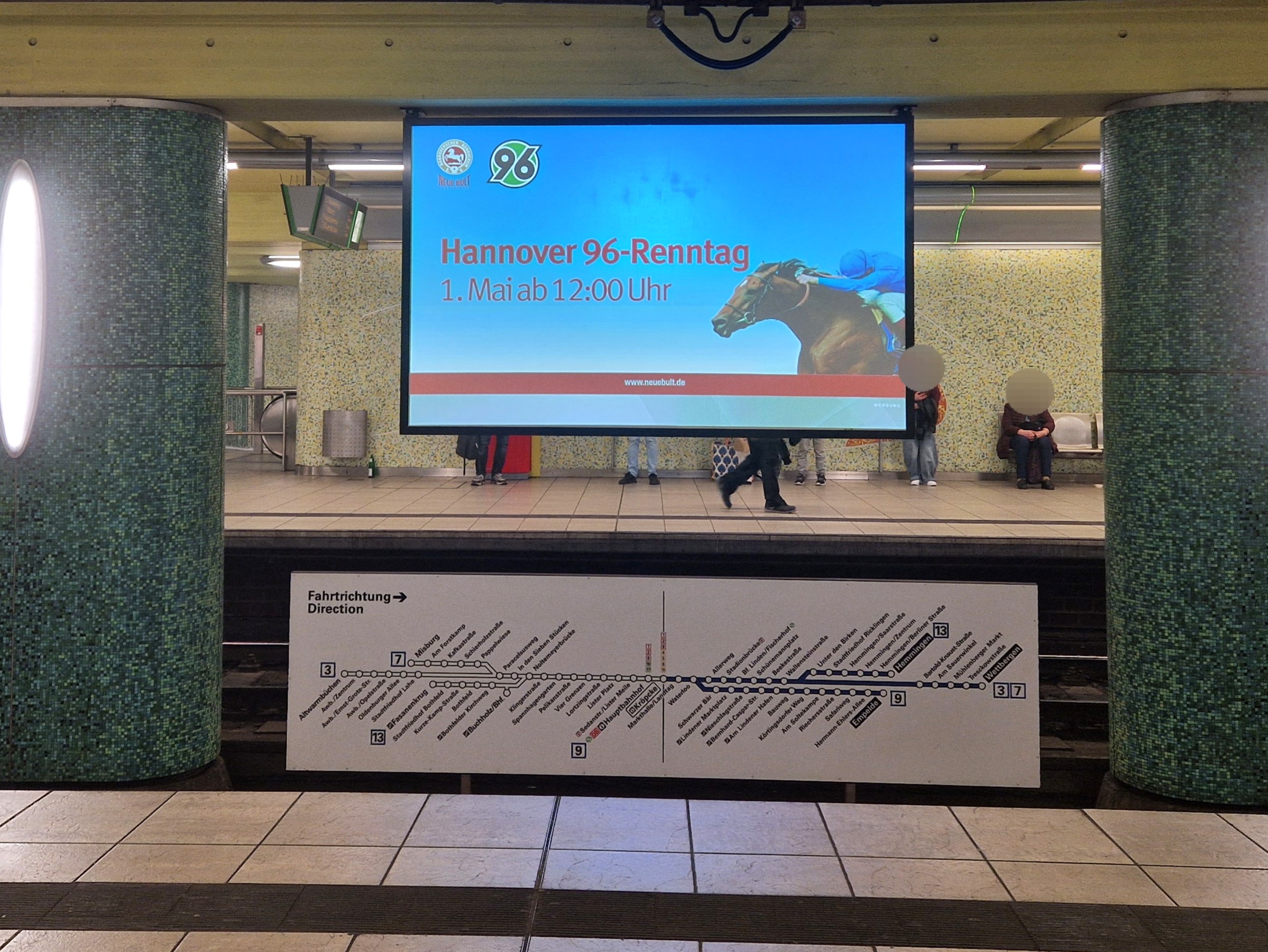 Public Video Infosceen in der U-Station Kröpcke zeigt einen Werbespot vom Hannover 96-Renntag.