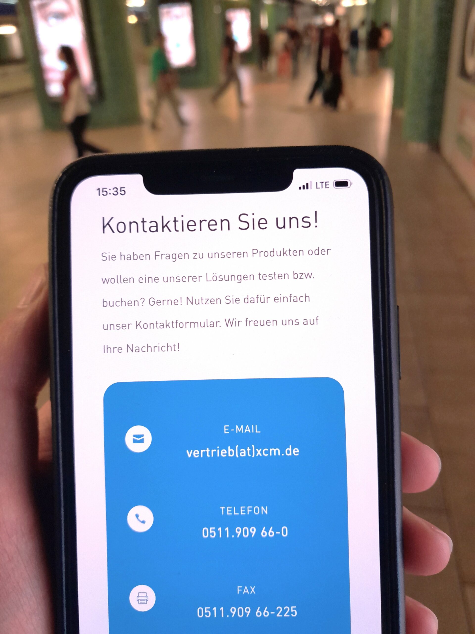 Kontakt2 HAndydisplay zeigt Kontaktdaten der X-CITY MARKETING Hannover GmbH.