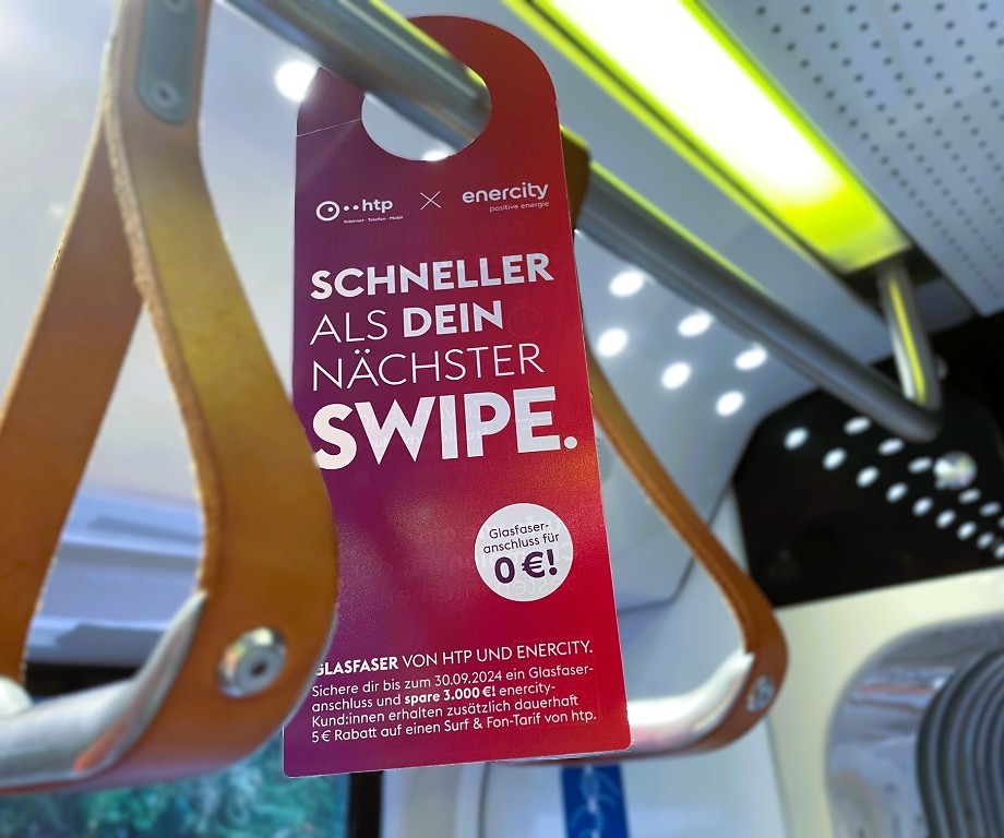 Swing Card von enercity im Innenraum einer Stadtbahn.