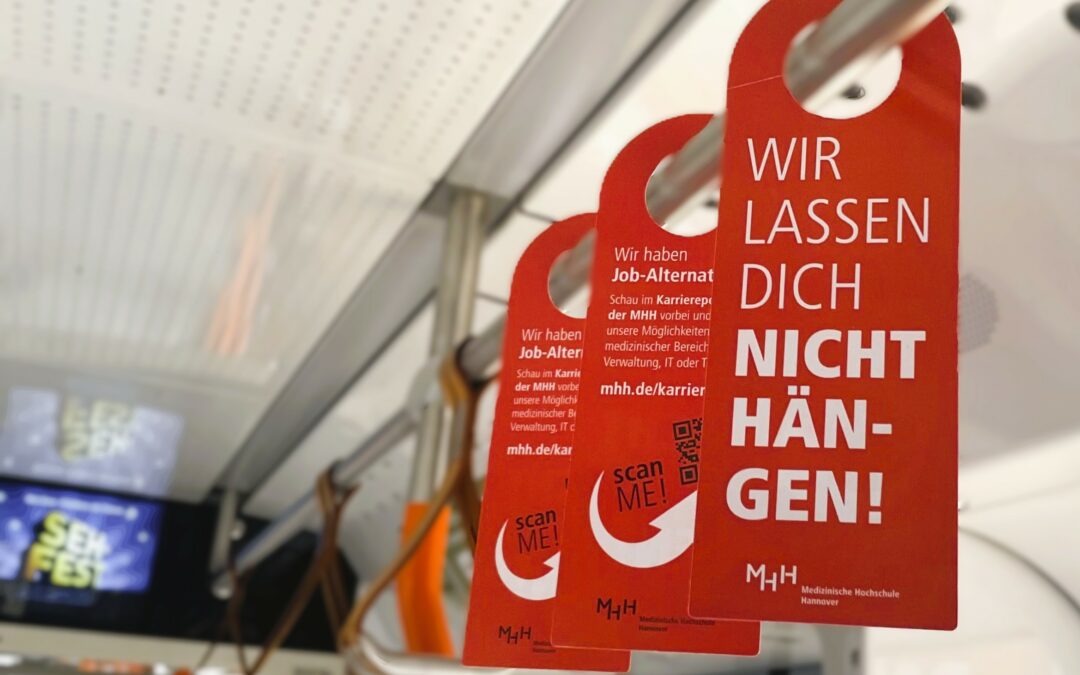Swing Cards der MHH im Innenraum einer Stadtbahn.