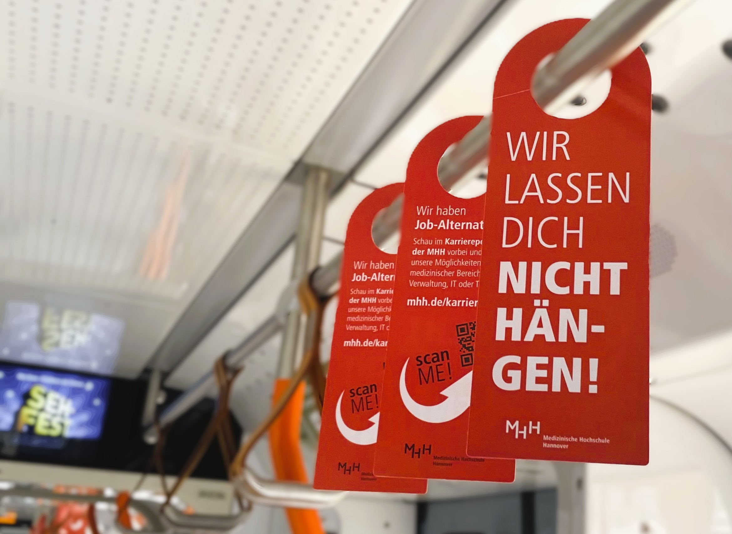 Swing Cards der MHH im Innenraum einer Stadtbahn.